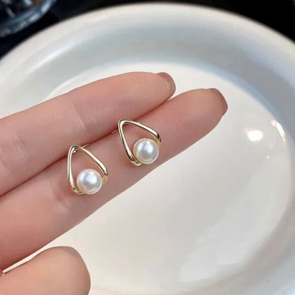 NWT 18K Gold Plated White Pearl Dainty Stud Earrings For Women - Picture 7 of 11